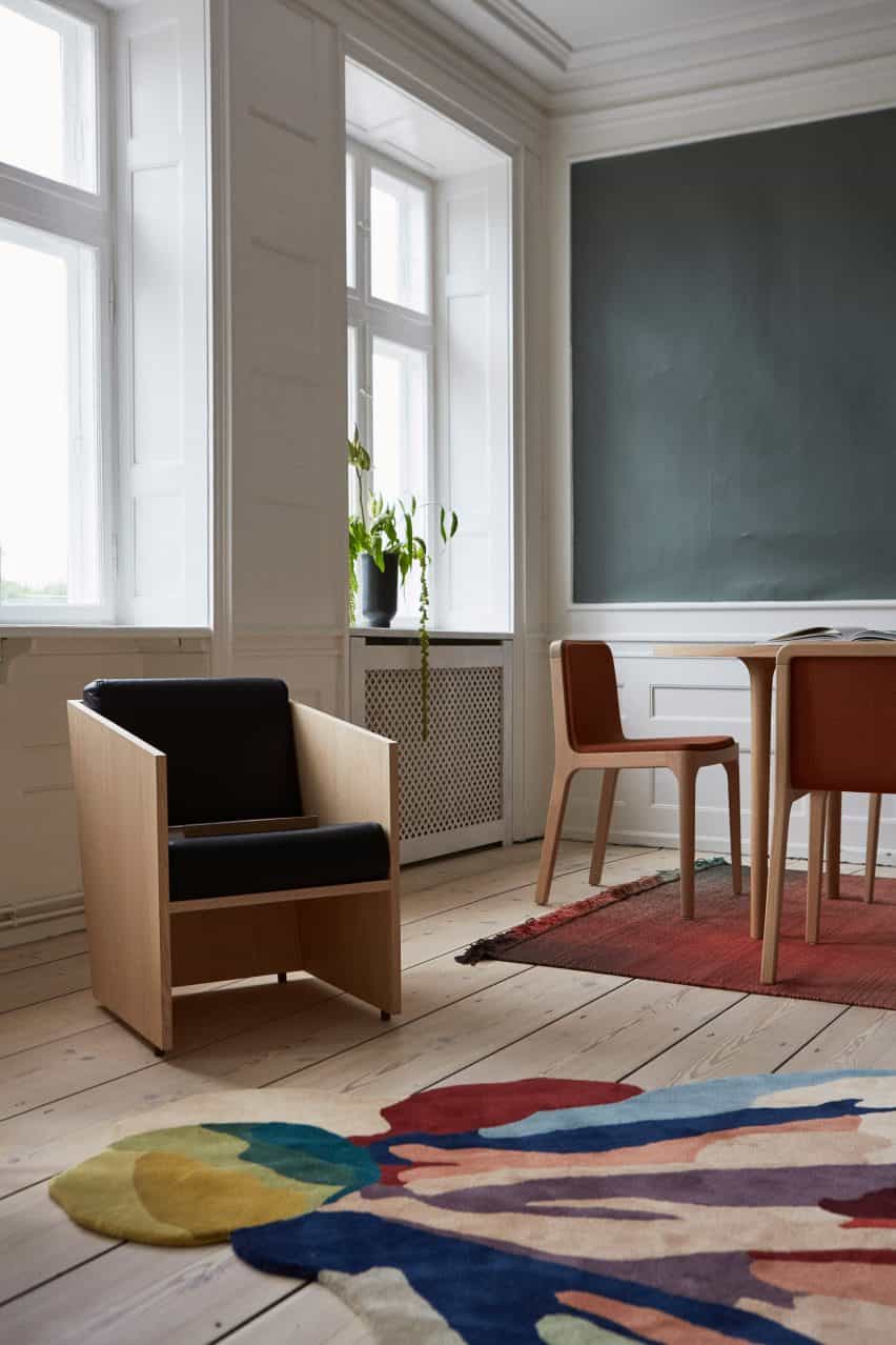 Foto de la silla Alcântara de Álvaro Siza para MOR en un entorno de aprendizaje creativo