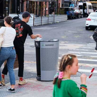 Cubos de basura modulares por proyecto grupal distribuidos en la ciudad de Nueva York