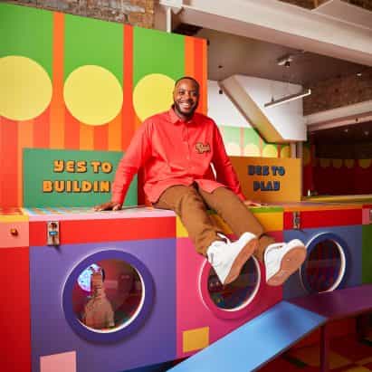 Yinka Ilori construye una colorida lavandería lego en el este de Londres para que los niños jueguen