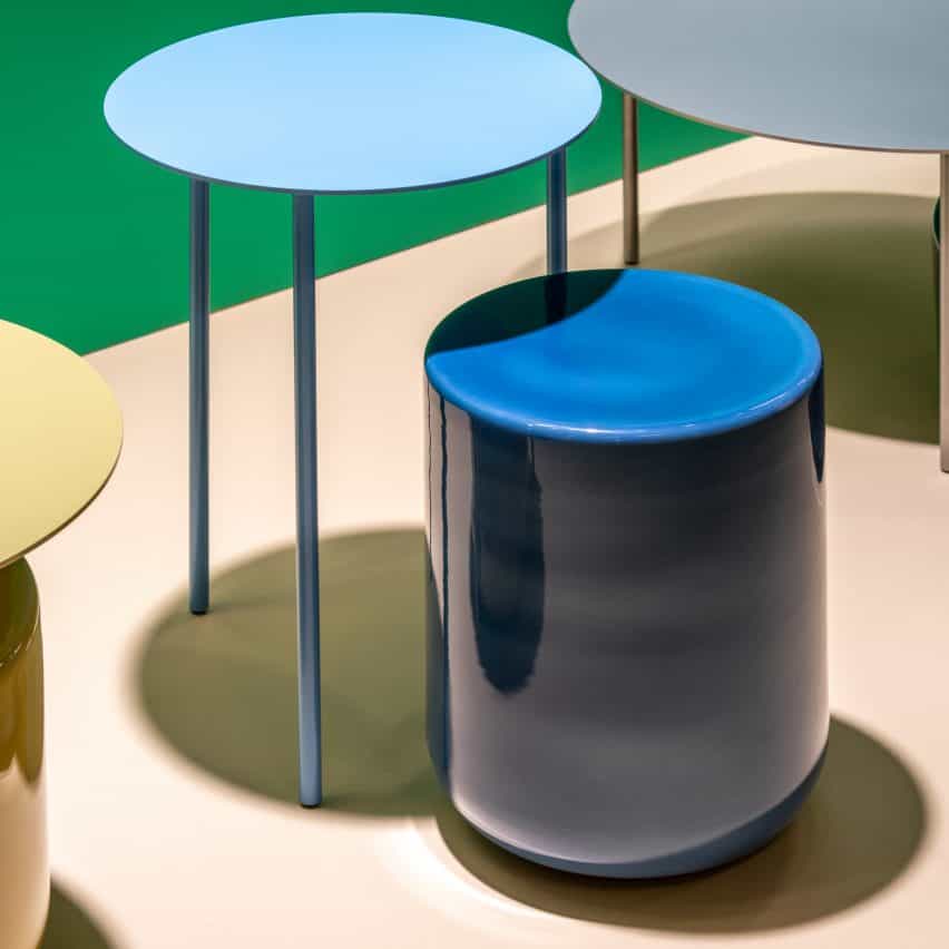 Estudio David Thulstrup diseña "co-dependiente" par mesa auxiliar para Møbel