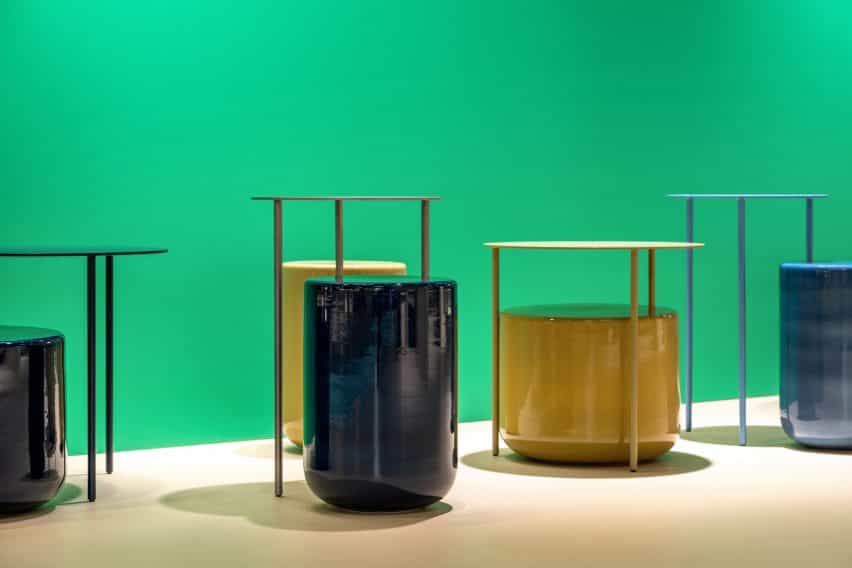 Estudio David Thulstrup diseña "co-dependiente" par mesa auxiliar para Møbel
