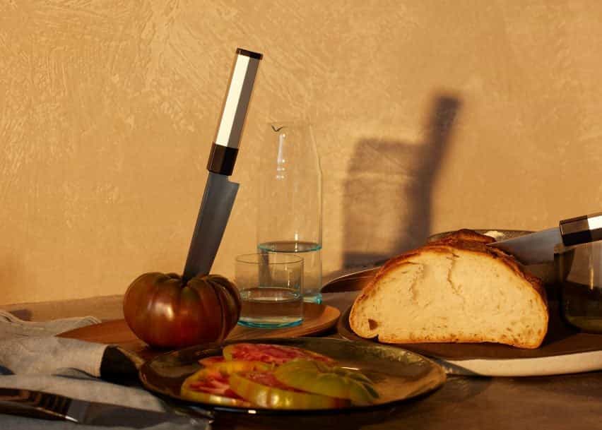 Foto de alimentos y utensilios de cocina en una superficie