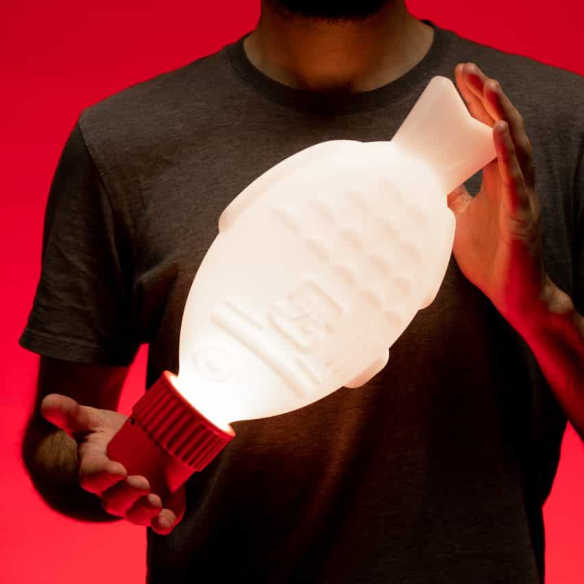 Una fotografía de la iluminación Light Soy de Heliograf, que parece un paquete de salsa de soja en forma de pescado