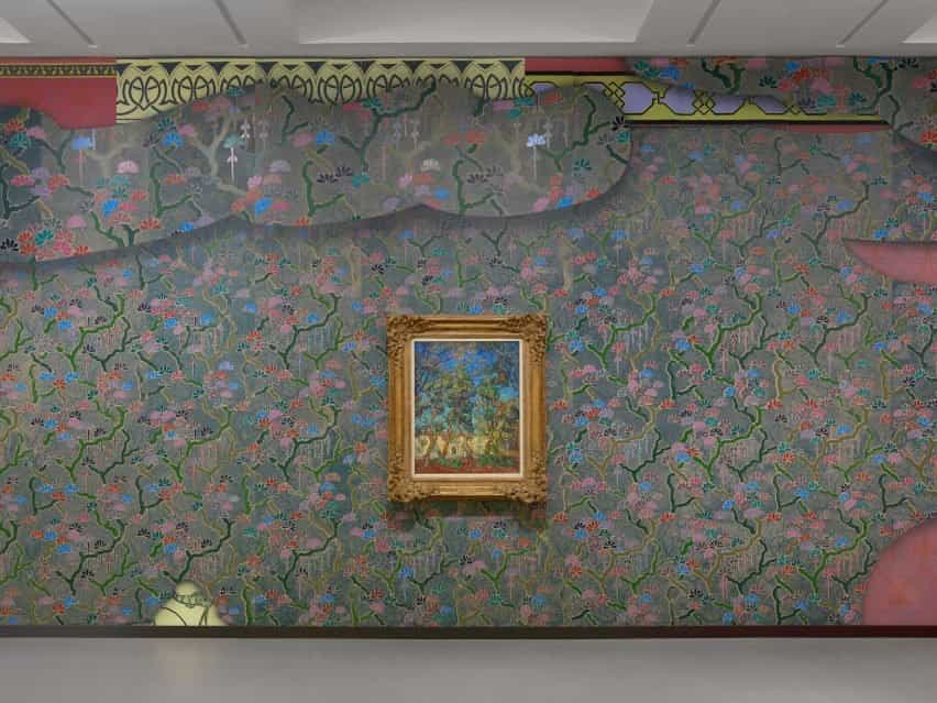 Una pintura de Vincent van Gogh colgada en una pared colorida