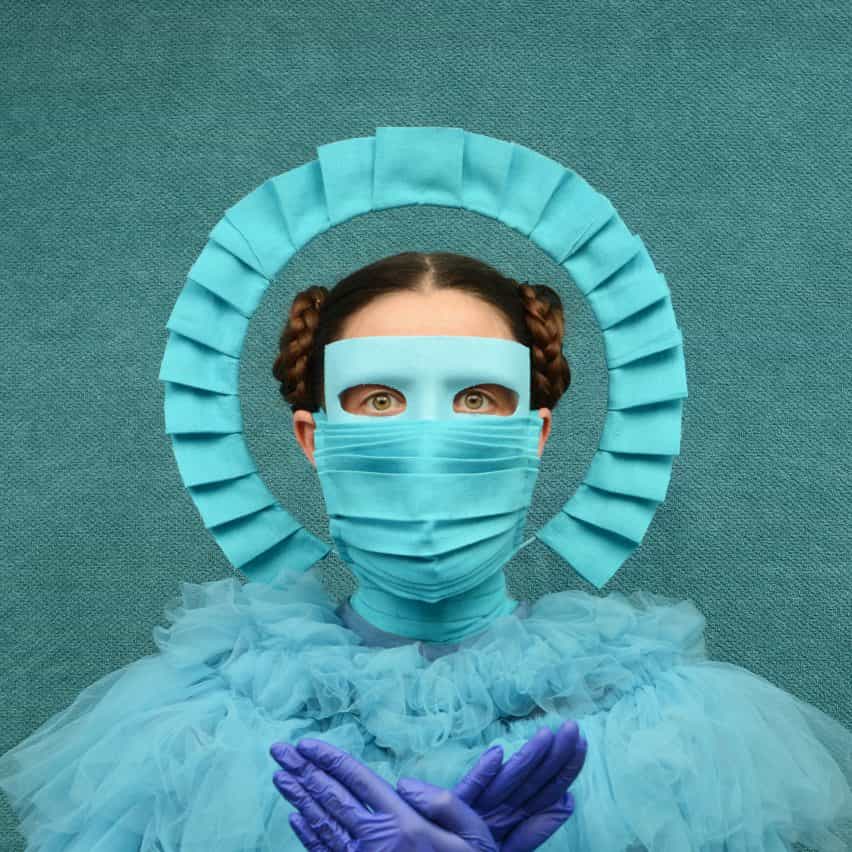 máscaras trabajadores clave de Freyja Sewell toman señales de motivos en la ciencia ficción y el budismo