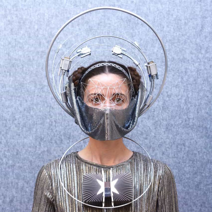 máscaras trabajadores clave de Freyja Sewell toman señales de motivos en la ciencia ficción y el budismo