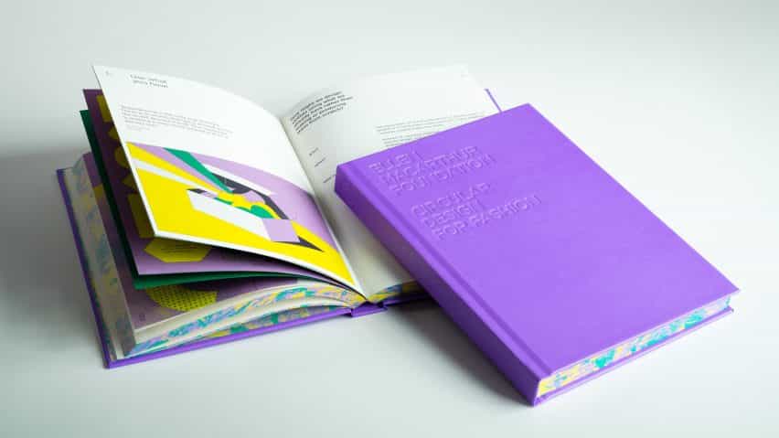 Libro de moda circular de la Fundación Ellen MacArthur con portada totalmente púrpura que se muestra cerrada y abierta
