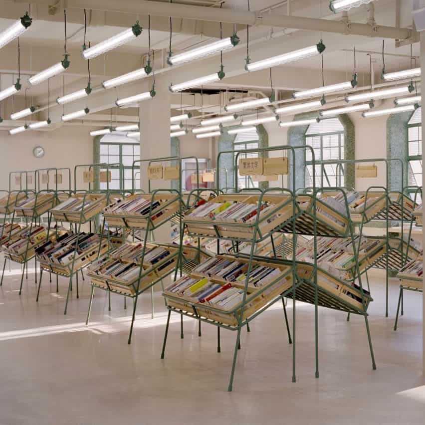Estantes estilo supermercado con libros en Deja Vu Recycle Store en Shanghai por Offhand Practice