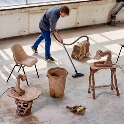 Vincent Dassi utiliza cartón despulpado para fabricar y reparar objetos cotidianos