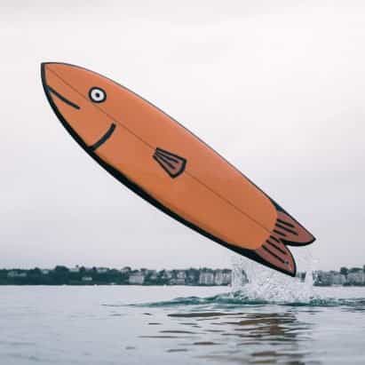 Jean Jullien pinta tablas de surf para que parezcan animales marinos juguetones