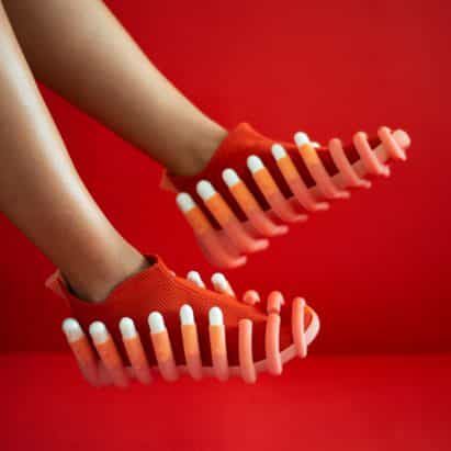 Netha Goldberg diseños de zapatos con los accesorios para tampones y partidos
