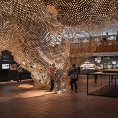 Cave Bureau recrea las cuevas volcánicas de Kenia para la exposición The Anthropocene Museum