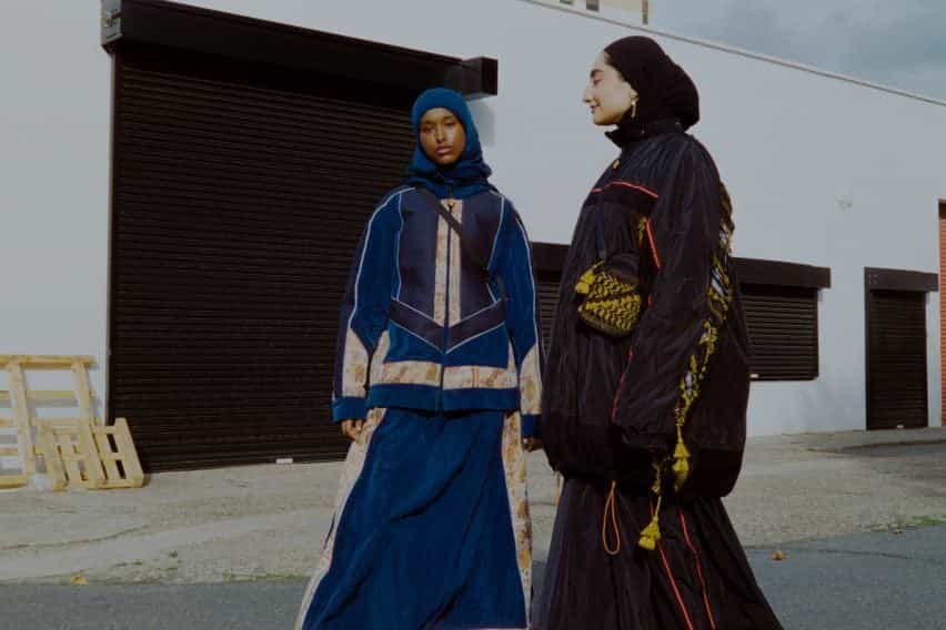 Dos modelos de hijabi con la colección Watered by One Water