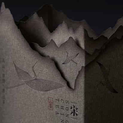 Lin Shaobin emula escenas montañosas con papel quemado para el envasado de té chino