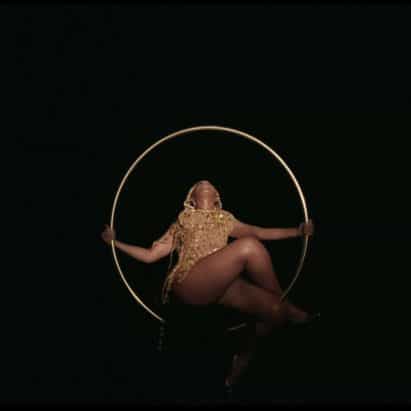 Beyoncé oscilaciones de Lee Broom colgantes del aro Cátedra de Negro es el rey álbum visual