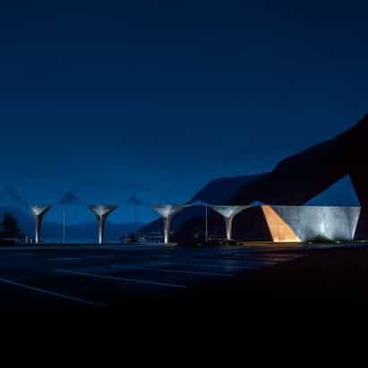 Light Bureau ilumina sutilmente la parada de descanso del lado del fiordo en Noruega