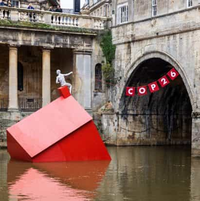 Stride Treglown coloca la casa de estilo Monopoly "hundida" en River Avon antes de la COP26