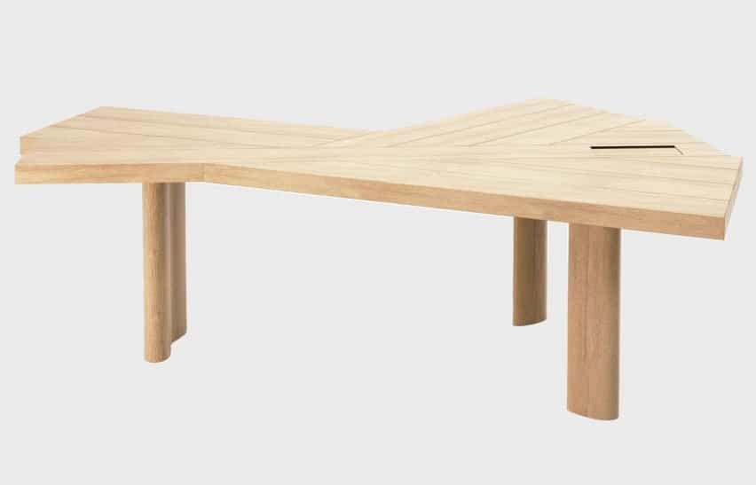 Una fotografía de un escritorio de madera.