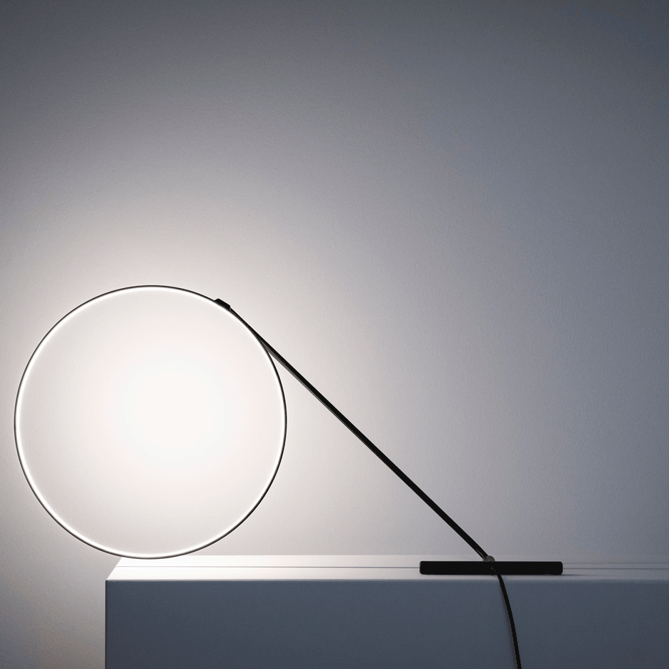 Poise es una lámpara de rotación interactivo por Robert Dabi