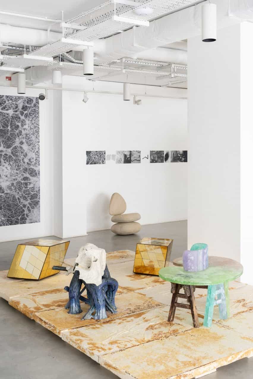 Muebles y obras de arte en la exposición Crecimiento y forma en la Galería Fumi