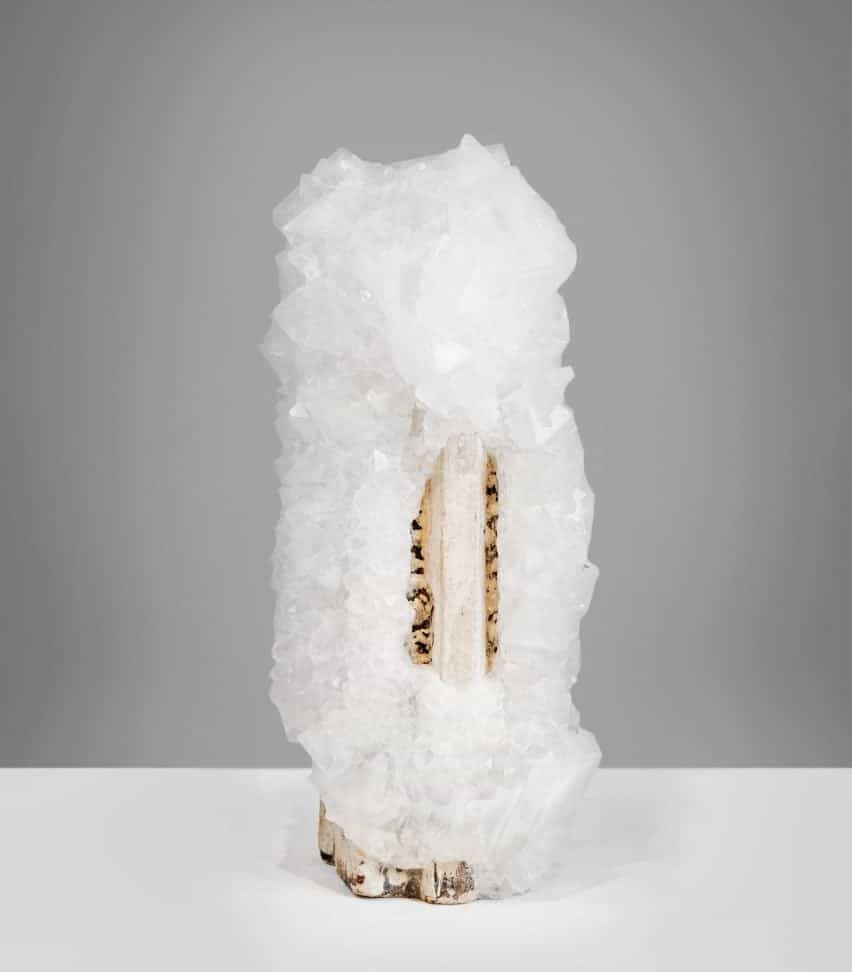 Lámpara de mesa de cristal en la exposición Crecimiento y forma en la Galería Fumi