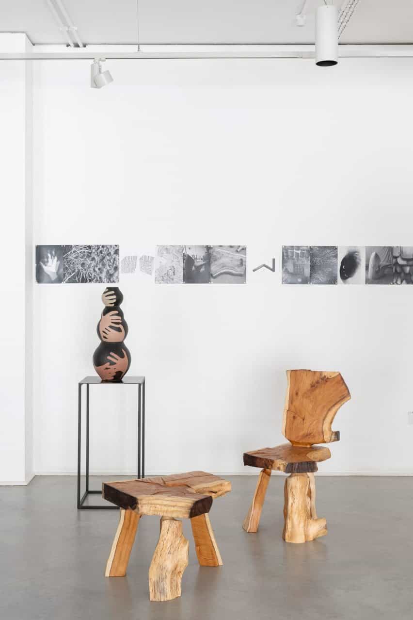 Muebles en la exposición Crecimiento y forma en la Galería Fumi