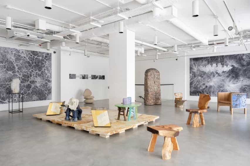 Muebles en la exposición Crecimiento y forma en la Galería Fumi