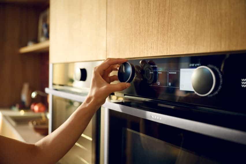 El usuario monta el dial flexible de la almohadilla giratoria de Neff en la posición deseada en el horno