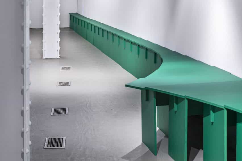 Una serie curva de mesas verdes en Storefront for Art and Architecture