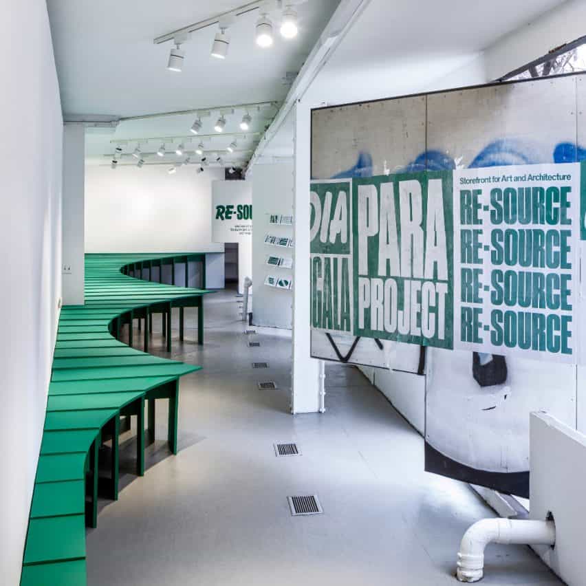 El interior de la exposición Re-source en la galería Storefront for Art and Architecture con una fila de mesas de color verde brillante de Lanza Atelier