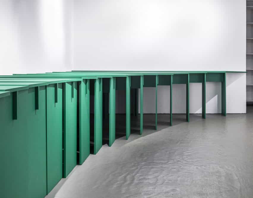 Fila de mesas verdes entrelazadas de Lanza Atelier para Storefront for Art and Architecture