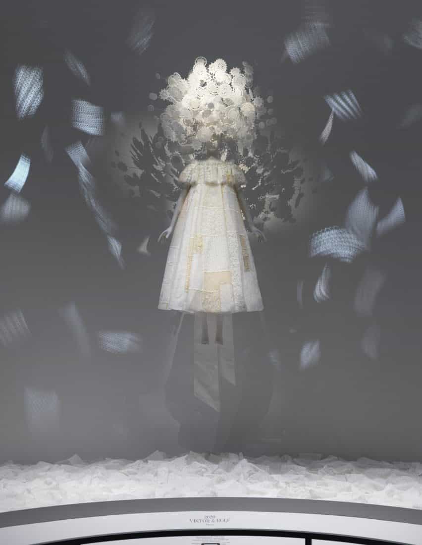Primavera / verano 2020 Haute Couture by Viktor + Rolf en la exposición del tiempo en el MET