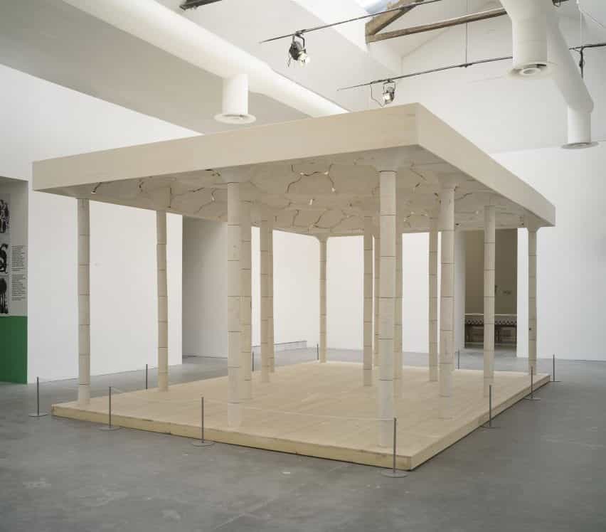 Instalación en piedra de AAU Anastas como la Bienal de Arquitectura de Venecia