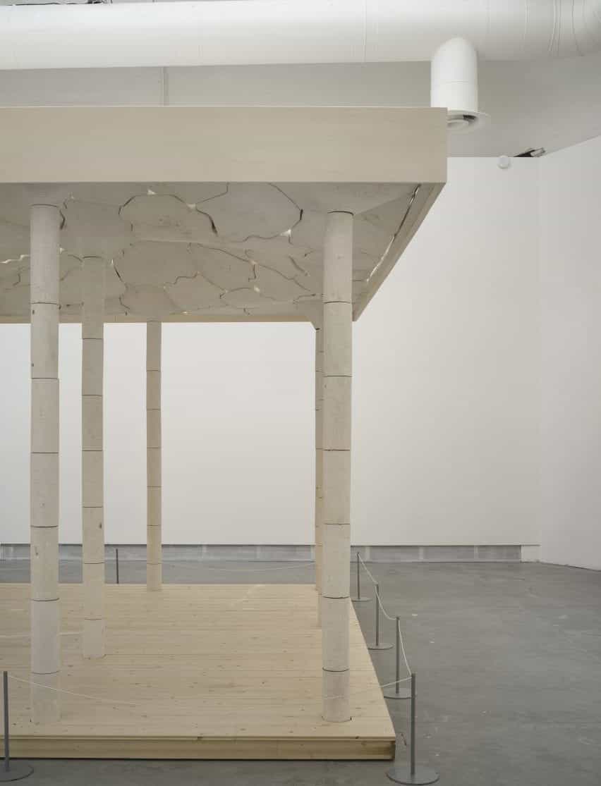 Instalación de piedra y escenario en la Bienal de Arquitectura de Venecia
