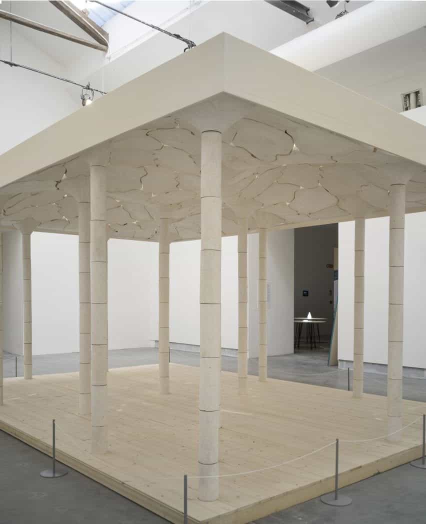 Estructura de piedra caliza blanca dentro de una galería