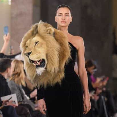 Las cabezas de animales silvestres decoran los vestidos en la feria de alta costura Schiaparelli