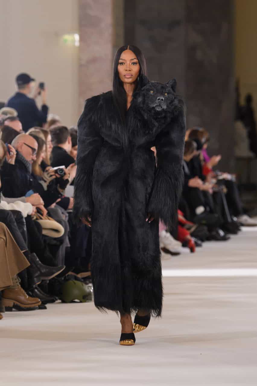 Naomi Campbell con un abrigo de piel de lobo en Schiaparelli