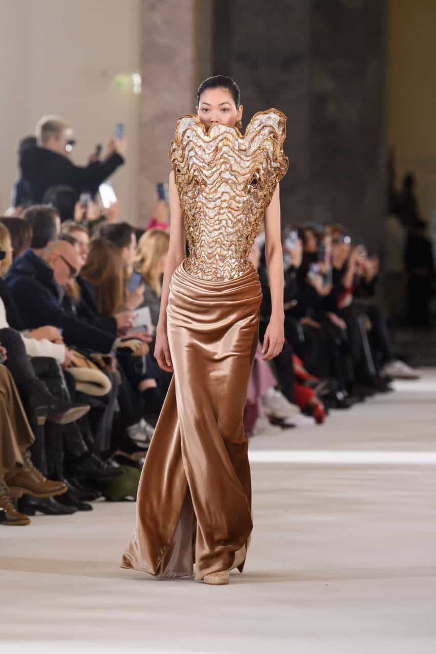 Foto de un vestido de oro rosa en el desfile de alta costura