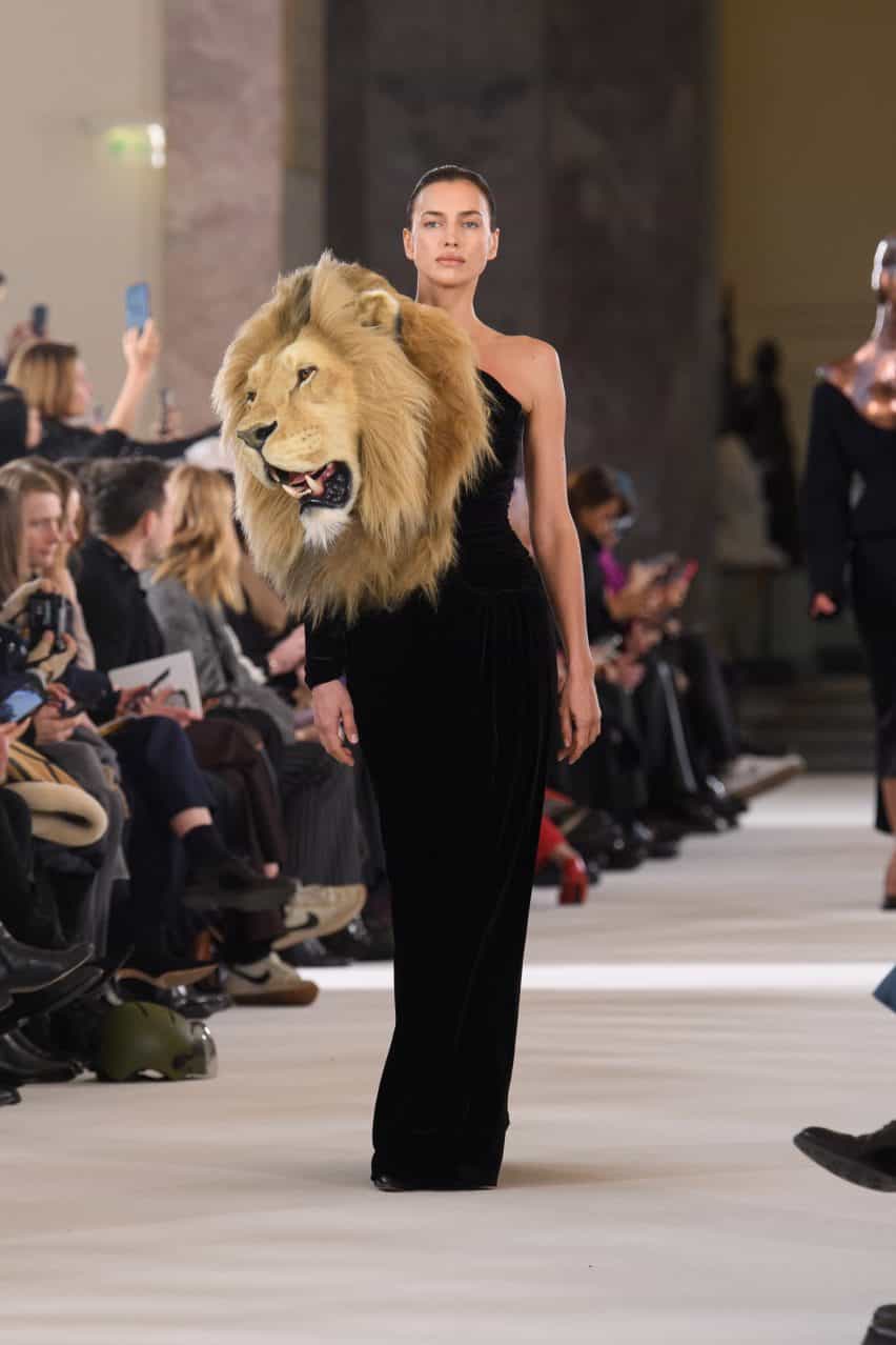 Foto de Irina Shayk con una cabeza de león falsa en Schiaparelli