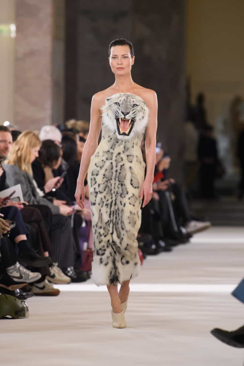 Foto de Shalom Harlow usando un vestido de leopardo falso en Schiaparelli