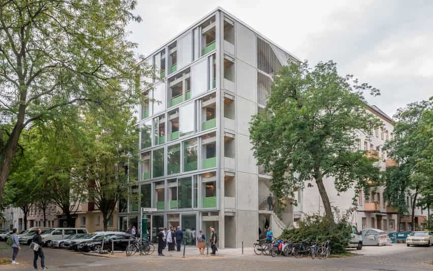 Wohnregal prefabricado de hormigón bloque de viviendas, de lejos, en Berlín, Alemania