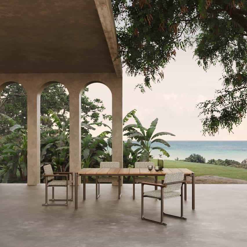 Fotografía que muestra mesa de comedor y sillas en terraza con vista al mar