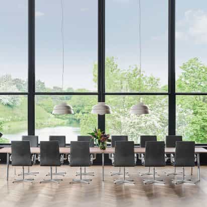 Fritz Hansen lanza diseños de sillas y mesas para hacer que la oficina sea más atractiva