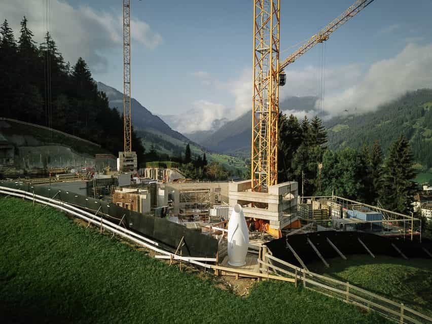 Portaloo impreso en 3D en una obra de construcción en los Alpes suizos
