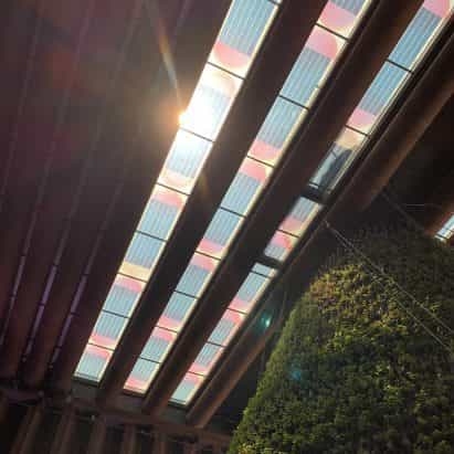 Marjan van Aubel crea una colorida claraboya de paneles solares para la Expo de Dubai