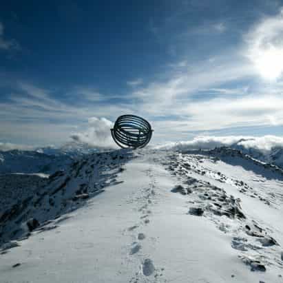 Olafur Eliasson posa gigante instrumento astronómico en la parte superior del glaciar