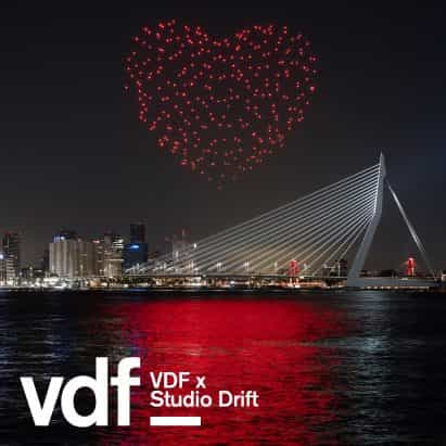 Estudio Drift utiliza aviones no tripulados para crear latidos del corazón por encima de Rotterdam, en homenaje a los trabajadores de salud