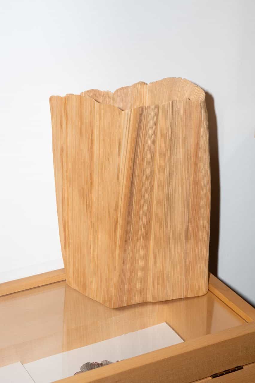 Jarrón de madera plisado de Didi NG Wing Yin