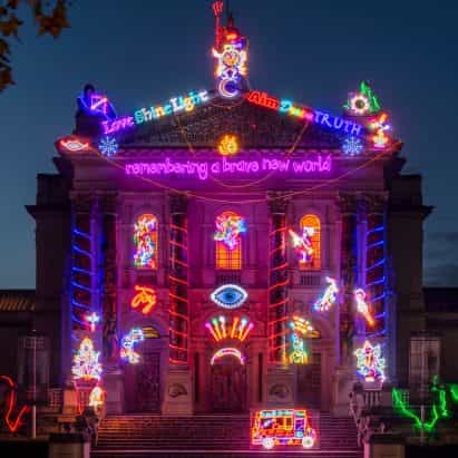 Chila Kumari Singh Burman sobrescribe fachada neoclásica de la Tate Britain con la instalación de neón de Diwali