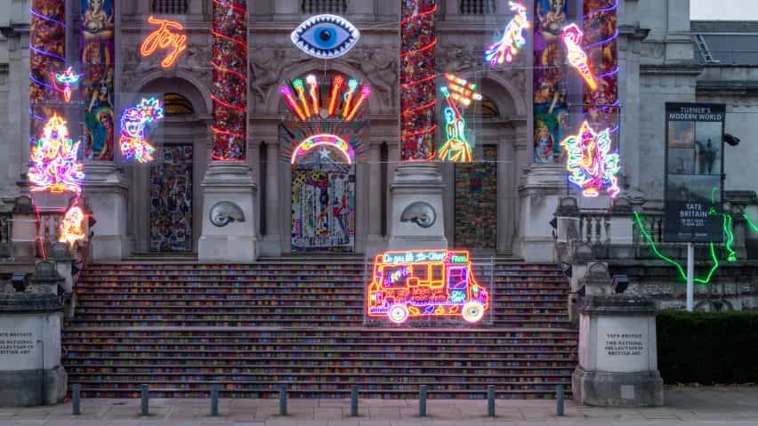 Escalera de la instalación Recordando a un mundo feliz por Chila Kumari Sigh Burman para la Tate Britain